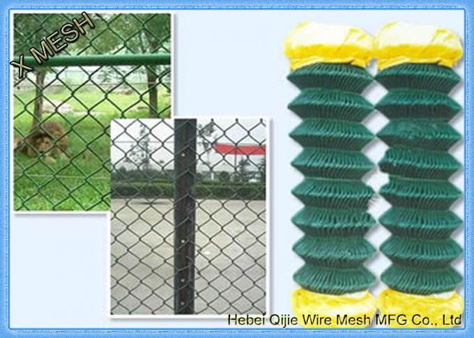 El PVC cubrió la cerca de la alambrada llena con la bolsa de plástico amarilla