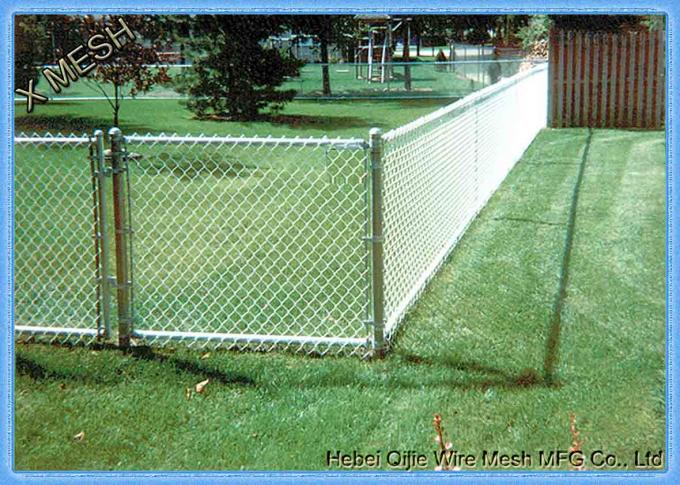 El PVC cubrió la cerca de la alambrada usada para el cercado de la hierba