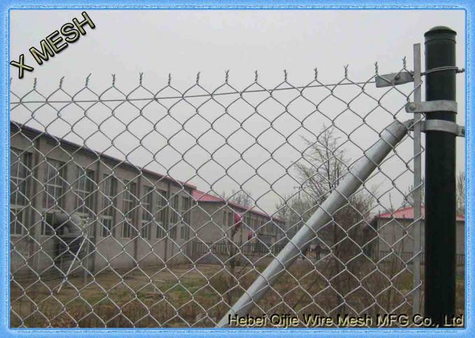 La cerca de la alambrada proporciona la seguridad para la fábrica