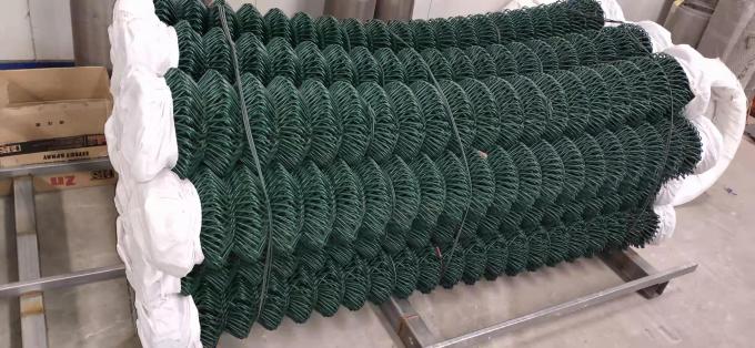 Un paquete de PVC verde oscuro cubrió el alambre de la alambrada.
