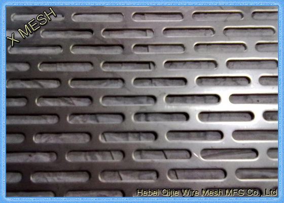 Los paneles perforados ranurados acero galvanizado del revestimiento del metal resisten a la corrosión