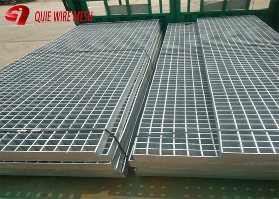 Pisadas de escalera de rejilla de acero ampliadas galvanizadas sumergidas calientes del drenaje de la malla metálica modificadas para requisitos particulares