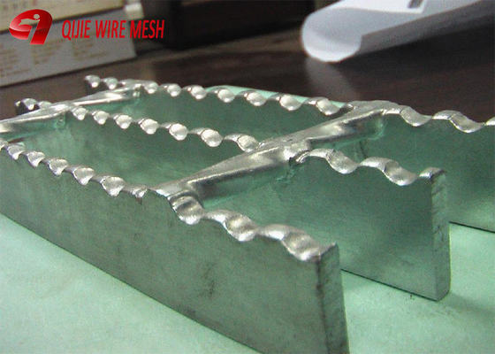 Peso de rejilla de acero ampliado de la calzada del metal de la malla metálica de la tapadera del foso de la rejilla del drenaje
