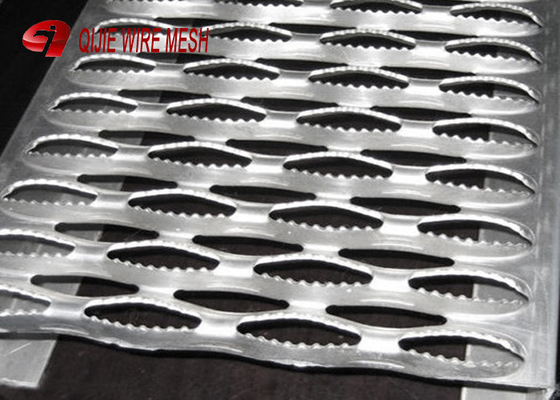 Pisadas de escalera de rejilla de acero galvanizadas barra de aluminio de la tracción, pisadas perforadas del puntal del apretón