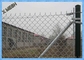 Tela negra industrial de la cerca de la alambrada con las puertas de desplazamiento resistentes
