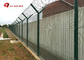 El polvo cubrió los paneles de la cerca de la malla de alambre que la seguridad soldó con autógena el cercado de la malla de 358 prisiones