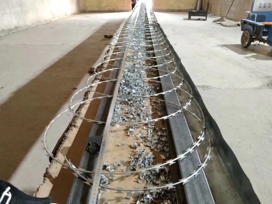 alambre de púas galvanizado sumergido caliente de la seguridad de 1.6m m los 500m 25kgs/roll Arame Farpado