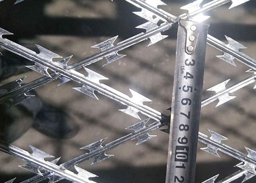 El alambre de púas galvanizado sumergido caliente de la maquinilla de afeitar para la prisión protege la cerca