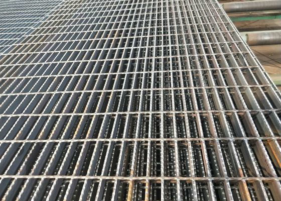 Rejas de acero plano y dentado para pasarelas industriales