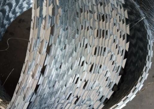 5% menos PVC PE revestido galvanizado alambre de púas de alta resistencia para protección malla/cercas de granja