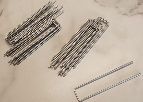 U Las grapas de suero de uñas usadas como anclajes de tejidos de paisaje y estacas de jardín