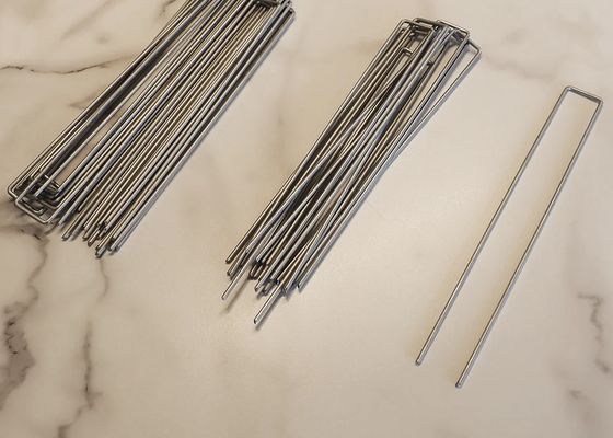 U Las grapas de suero de uñas usadas como anclajes de tejidos de paisaje y estacas de jardín