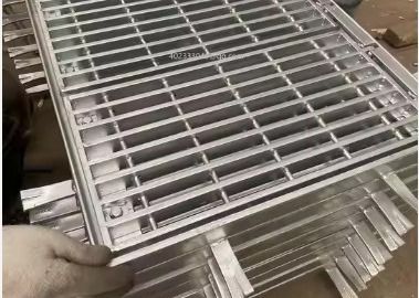 LTA Rampas de conducción Revestimiento de rejilla o drenaje S275jr Revestimiento de zanja de rejilla Electroplata para drenaje