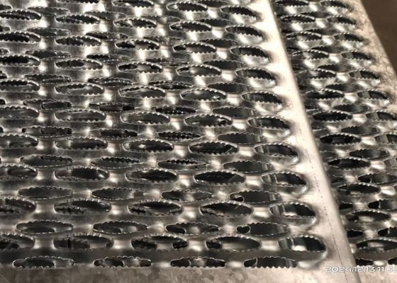 Pisadas de escalera de rejilla de acero galvanizadas barra de aluminio de la tracción, pisadas perforadas del puntal del apretón
