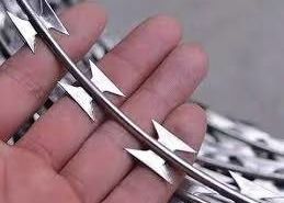 BTO-16 Concertina Razor Barbed Wire 1100mm 7 clips 35kg / rollo 20-25m