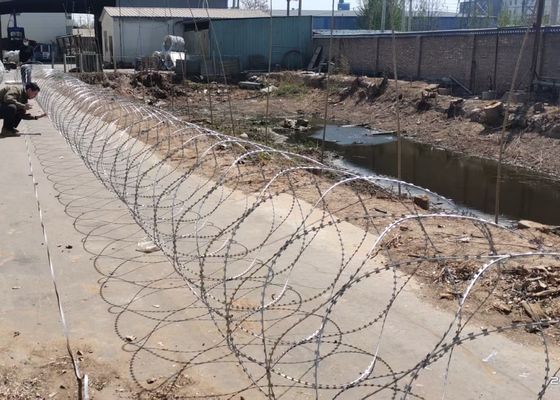 BTO-16 Concertina Razor Barbed Wire 1100mm 7 clips 35kg / rollo 20-25m