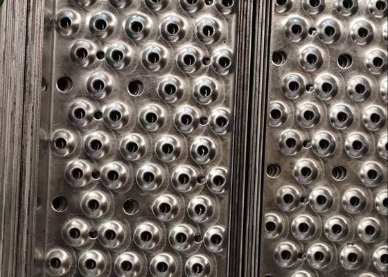La seguridad 96" de aluminio de la longitud marcada con cuadros platea la resbalón anti perforada formó hoyuelos el metal del agujero resistente