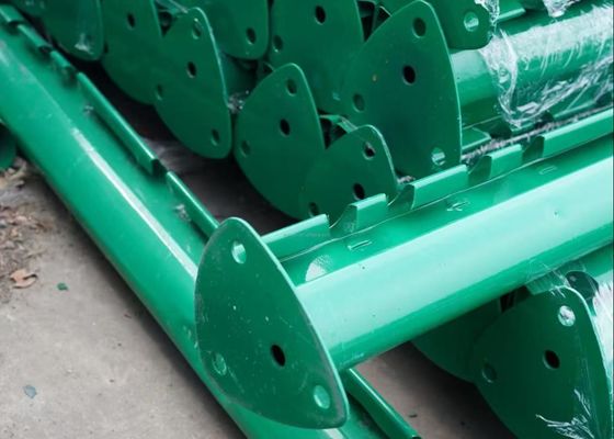 La resistencia a la corrosión 3d curvó el marco metálico de la cerca de la malla de alambre con el melocotón - mecanografíe el poste