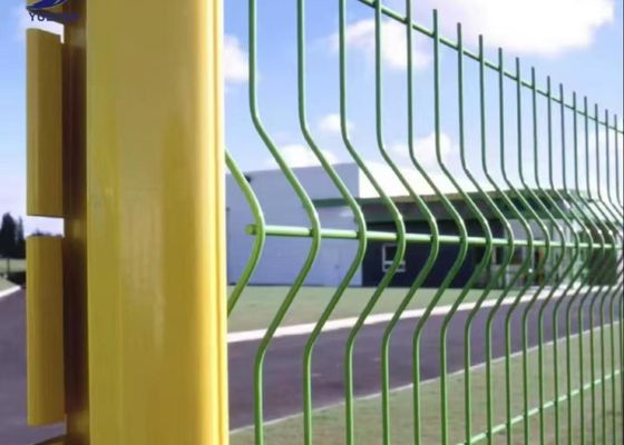 La resistencia a la corrosión 3d curvó el marco metálico de la cerca de la malla de alambre con el melocotón - mecanografíe el poste