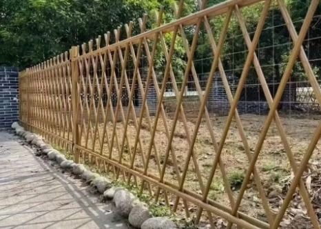 Cerco de hierro / galvanizado artificial / imitación de bambú en amarillo con forma de agujero triangular