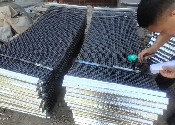 Cantera / Stone Crusher Crimped Sand Vibrating Screen 1.5 * 2M Prueba de desgaste del tamaño