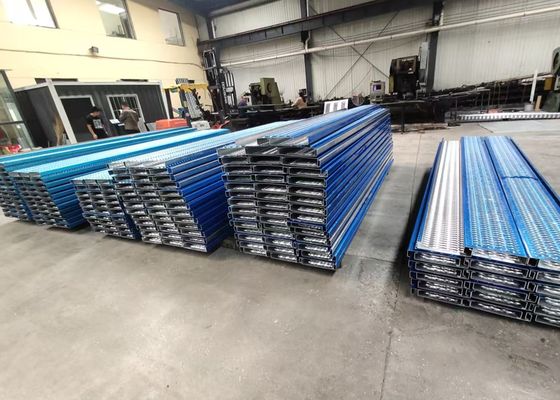 Plataforma de rejilla perforada con agarre antideslizante y dentado para pasarelas