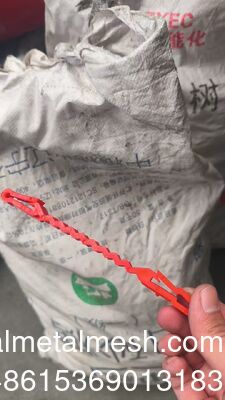 Los clips de soporte de plástico rojo que van entre el alambre de la Concertina y el alambre