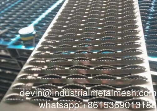 Rejilla de aluminio con estrías y orificios perforados en forma de diamante para peldaños de escaleras