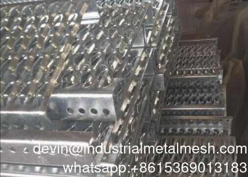 Rejilla de aluminio con estrías y orificios perforados en forma de diamante para peldaños de escaleras