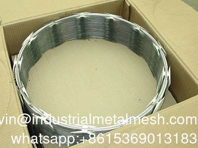 900 mm bobina galvanizado Concertina Razor alambre de púas Bto-22 para soluciones de cercas seguras