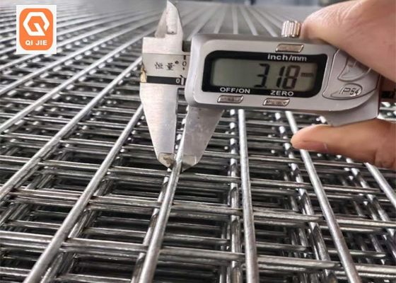 El alambre soldado con autógena perforado Mesh Roll For Fence Panel galvanizó