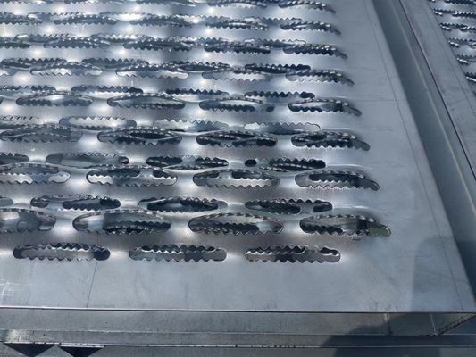 reja de acero galvanizada puntal redondo del apretón del agujero de 2m m para el estándar del EN de la plataforma de la escalera
