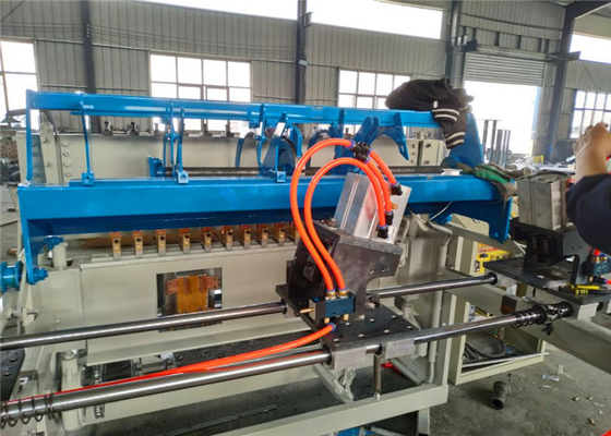 Tipo pesado que refuerza la máquina de la malla para el tamaño del agujero del panel de malla de alambre los 2.5cm-150cm