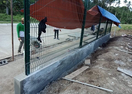 Pulverice la cerca soldada con autógena cerca curvada 3D revestida del panel de malla de alambre del metal con el poste del melocotón