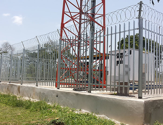 Cerca galvanizada sumergida caliente 2400hx2300l de la palizada del perfil de W para la torre de la célula