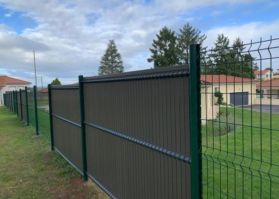 3d curvó el alto soldado con autógena el panel de Mesh Garden Fence el 1.8m del alambre con el listón ultravioleta plástico del Pvc