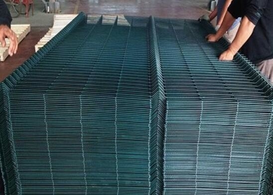 La resistencia a la corrosión 3d curvó el marco metálico de la cerca de la malla de alambre con el melocotón - mecanografíe el poste